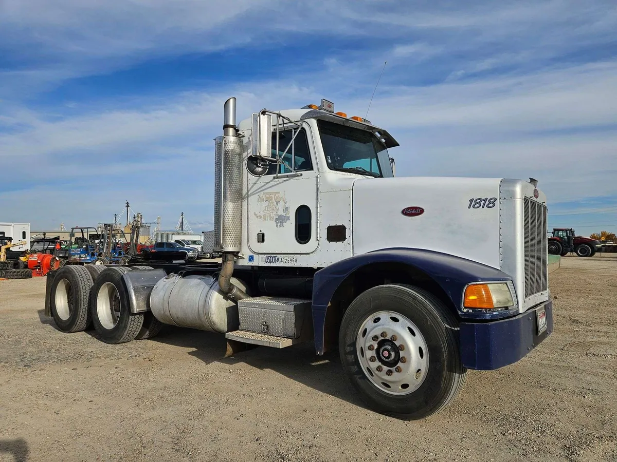 1993 Peterbilt 375 day cab truck Lot 4300