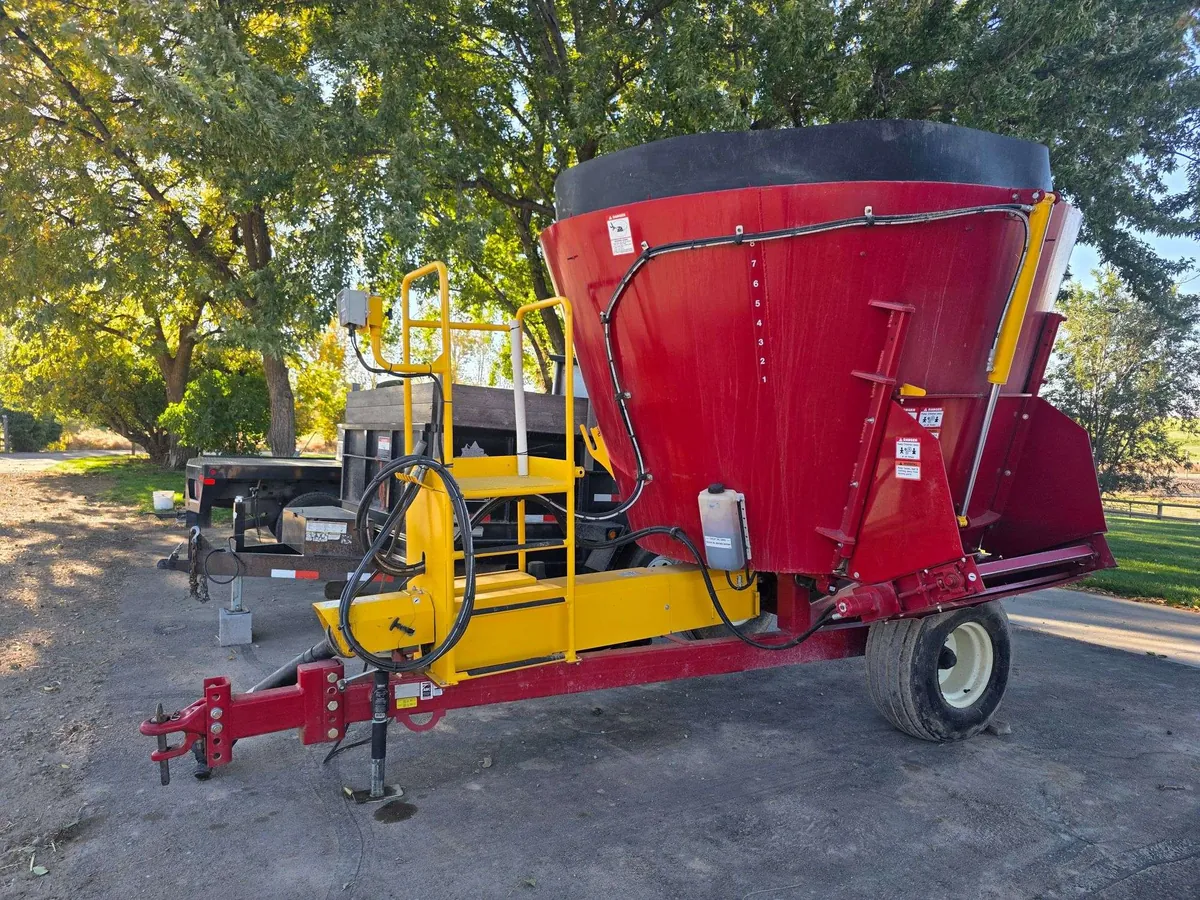 2020 Supreme Segue 300 vertical mixer feeder Lot 2900