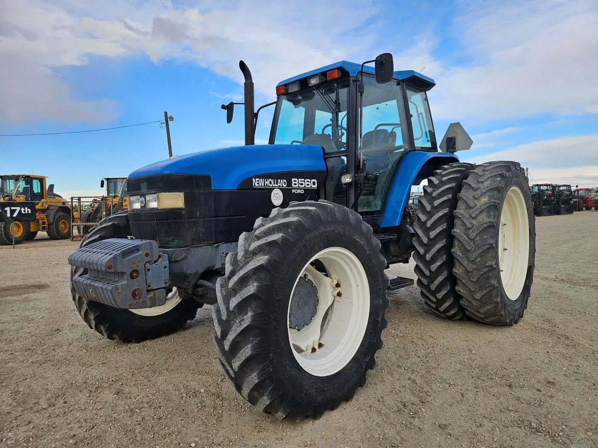 New Holland 8560 MFWD tractor with duals Lot 6400